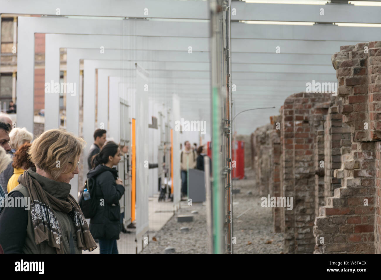BERLIN, ALEMANIA - 26 de septiembre de 2018: Hacia adentro y perspectiva horizontal de una mujer mirando hacia el exterior y de la exposición temporal "Topografía Foto de stock
