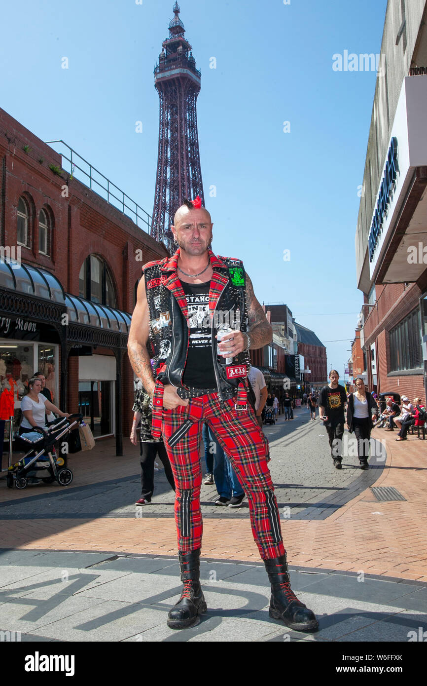 Pantalones o pantalones de cuadros escoceses en el Festival Punk Rebellion  de Blackpool. A principios de agosto, los Jardines de Invierno de Blackpool  albergan una enorme serie de bandas punk para la