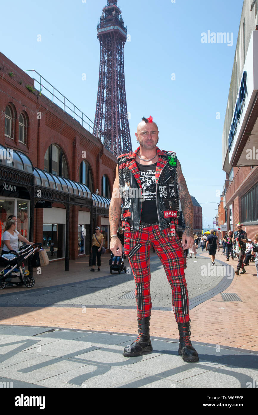 Pantalones o pantalones de cuadros escoceses en el Festival Punk Rebellion  de Blackpool. A principios de agosto, los Jardines de Invierno de Blackpool  albergan una enorme serie de bandas punk para la