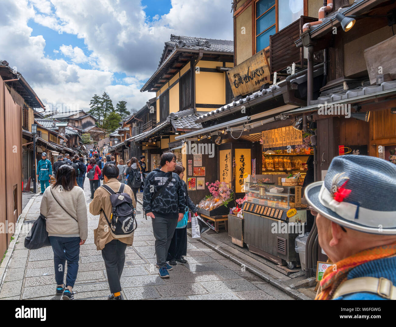 Edificios tradicionales japoneses de Ninen-zaka, una calle en el Distrito Higashiyama Sur de Kyoto, Japón Foto de stock