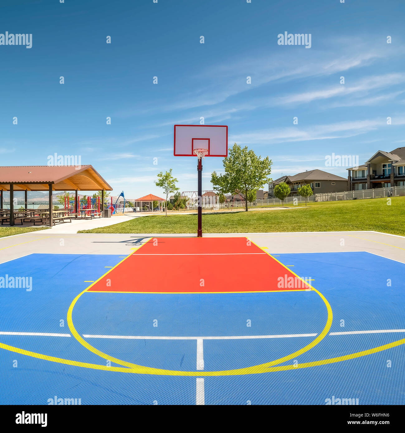 Square Piscina Cancha de baloncesto en un parque con pabellón de picnic y  parque infantil Fotografía de stock - Alamy
