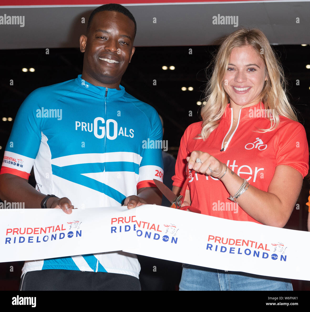 Mulenga Chafilwa y Laura Crane en la apertura de la Prudential RideLondon Ciclismo Show en Londres. Foto de stock
