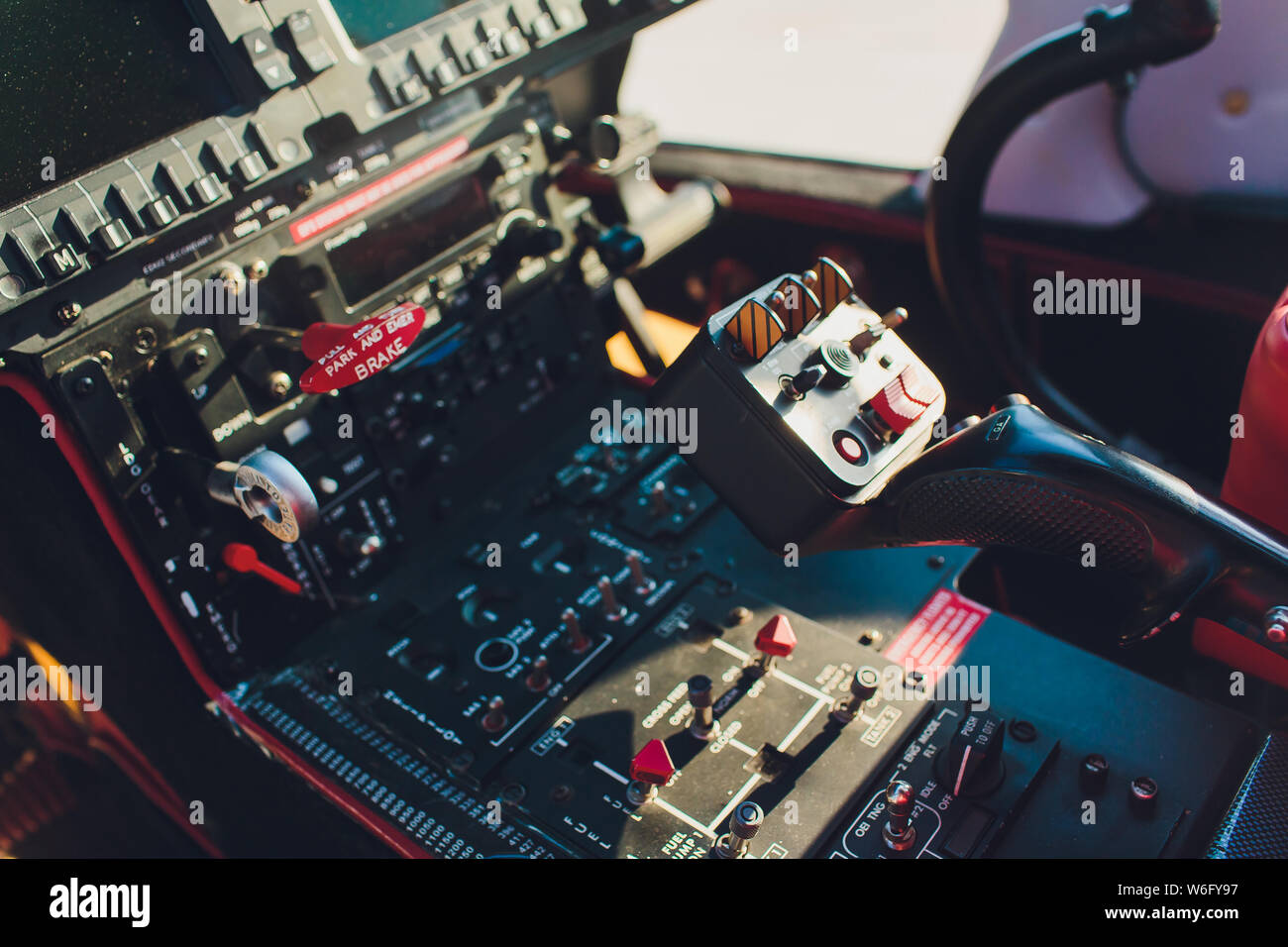 Panel de control negro en la cabina de un helicóptero. Foto de stock