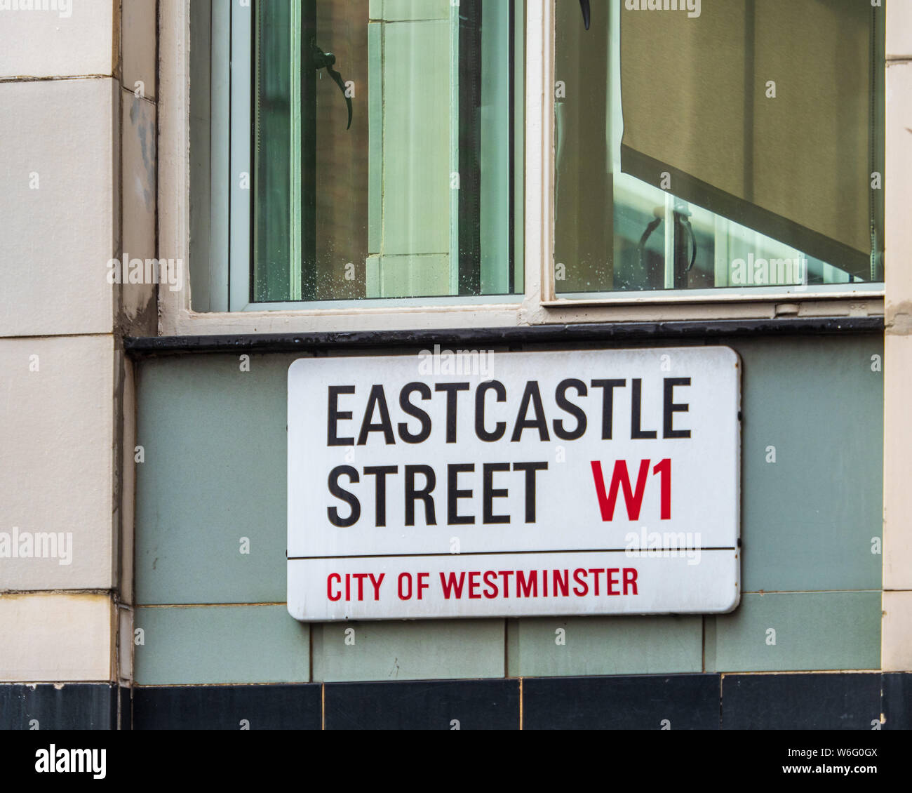 Eastcastle Street London W1 - Calle Signo de Fitzrovia Eastcastle St en el distrito del West End de Londres Foto de stock
