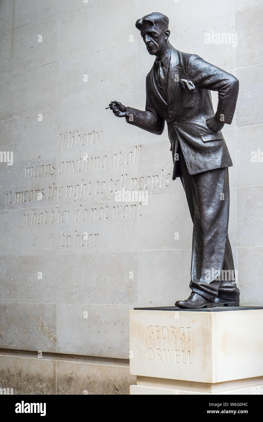 Estatua de George Orwell fuera de la BBC Broadcasting House. La estatua, del escultor Martin Jennings, fue inaugurada en 2017. Estatua de BBC Orwell. Foto de stock