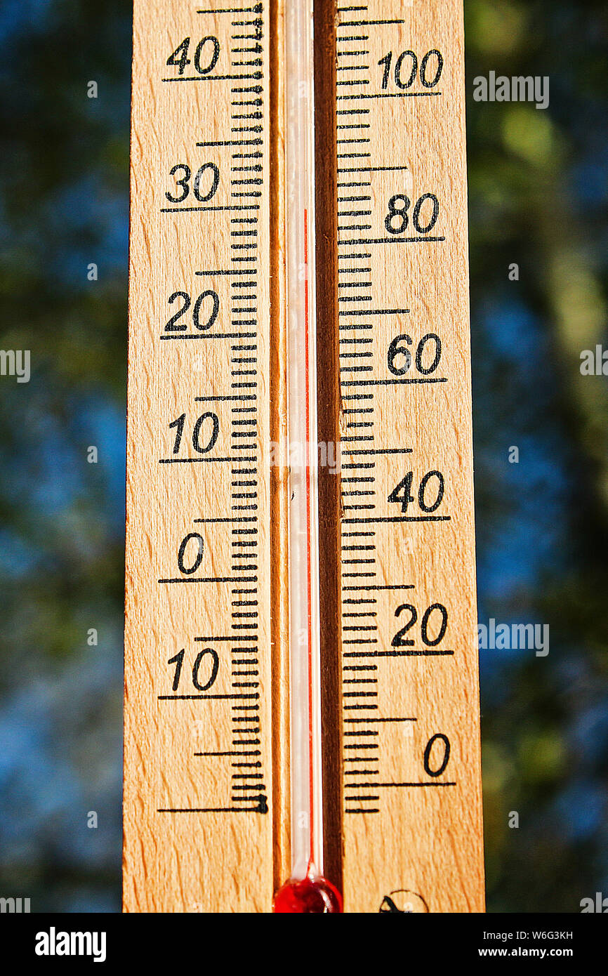 Mostrar termómetro 30 grados de altas temperaturas calientes en sun día de  verano Fotografía de stock - Alamy