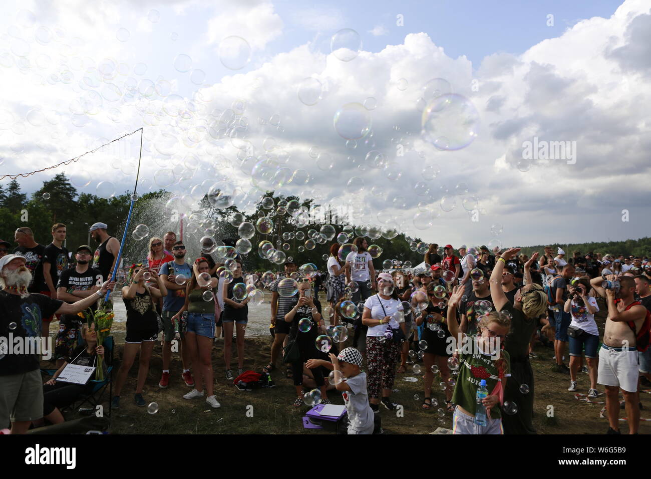 Kostrzyn, Polen, 1 de agosto de 2019, pompas de jabón a la multitud.25. Pol'y'Rock Festival es el mayor festival no comerciales en Europa. Este año el festival tendrá lugar del 1 al 3 de agosto en la ciudad de Kostrzyn nad Odra en Polonia occidental. Foto de stock