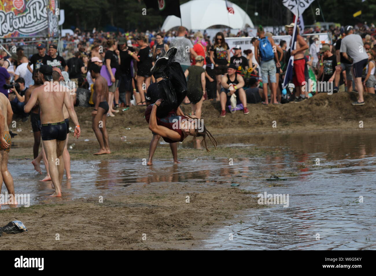 Kostrzyn, Polen, 1 de agosto de 2019, la gente joven en el barro.25. Pol'y'Rock Festival es el mayor festival no comerciales en Europa. Este año el festival tendrá lugar del 1 al 3 de agosto en la ciudad de Kostrzyn nad Odra en Polonia occidental. Foto de stock