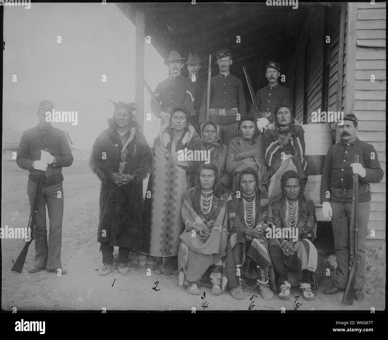 Crow prisioneros después de la batalla de 5 de noviembre de 1887, en el Crow Agency [Montana, 1.Cabeza loca, 2.conociendo sus balbuceos, 3.Sordos Bull, 4.El Banco, 5.Ve con sus oídos, 6.Big granizo, 7.Lleva su comida, y 8.La Roca]. Foto de stock