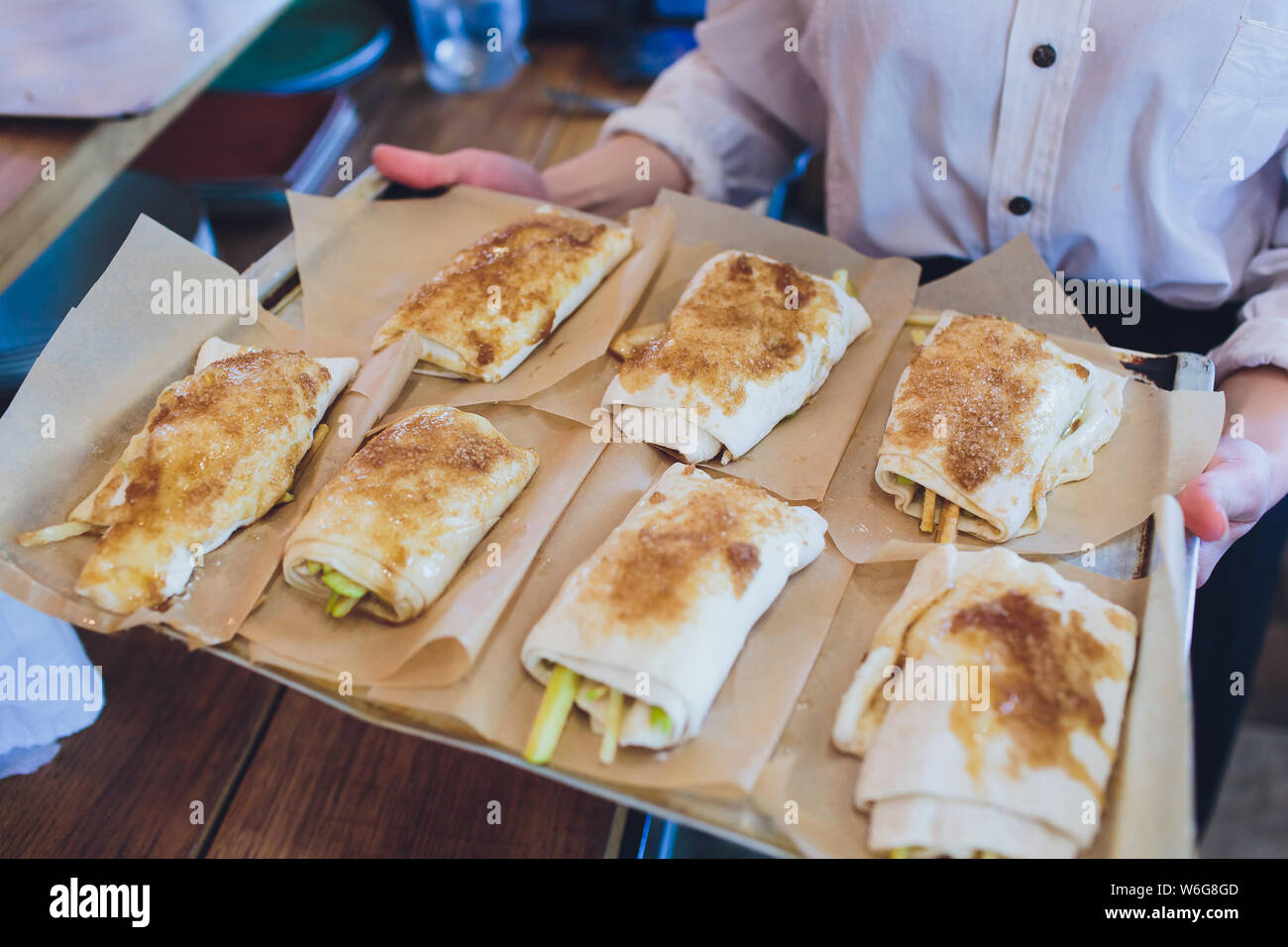 Doner shaurma horneado en un horno eléctrico, el concepto de restaurante de comida  rápida Fotografía de stock - Alamy