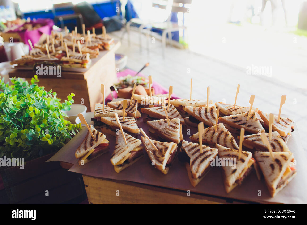 Plato de corte de sandwich mixto de triángulos, sobre la mesa de buffet  Fotografía de stock - Alamy