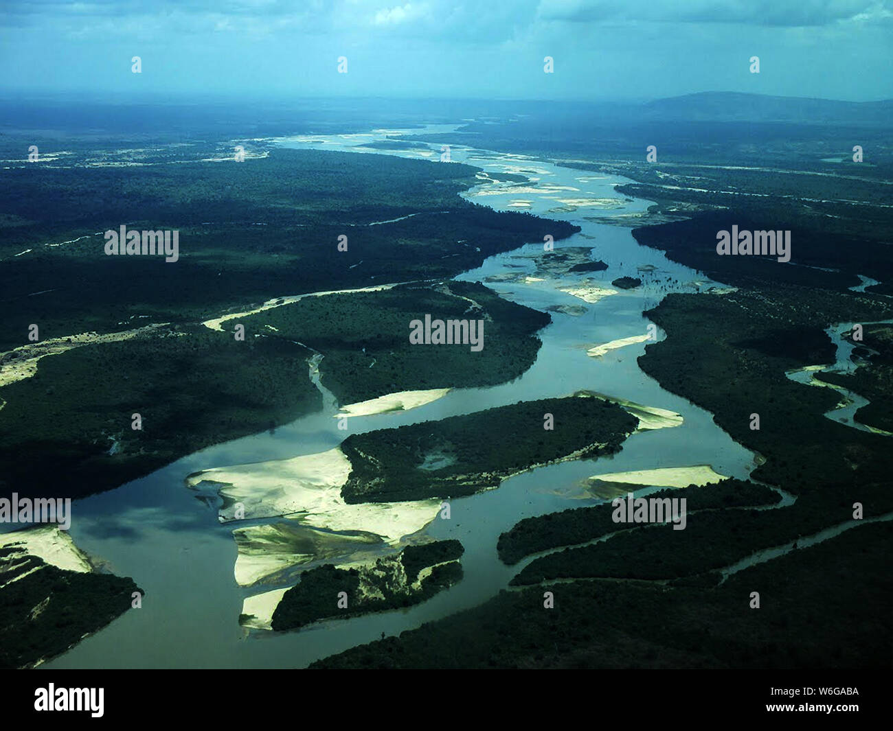 El Rufiji es Oriente Africas perennes más grande río y cuanto más se aproxima a la costa exhibe las características típicas del curso inferior del río. Foto de stock