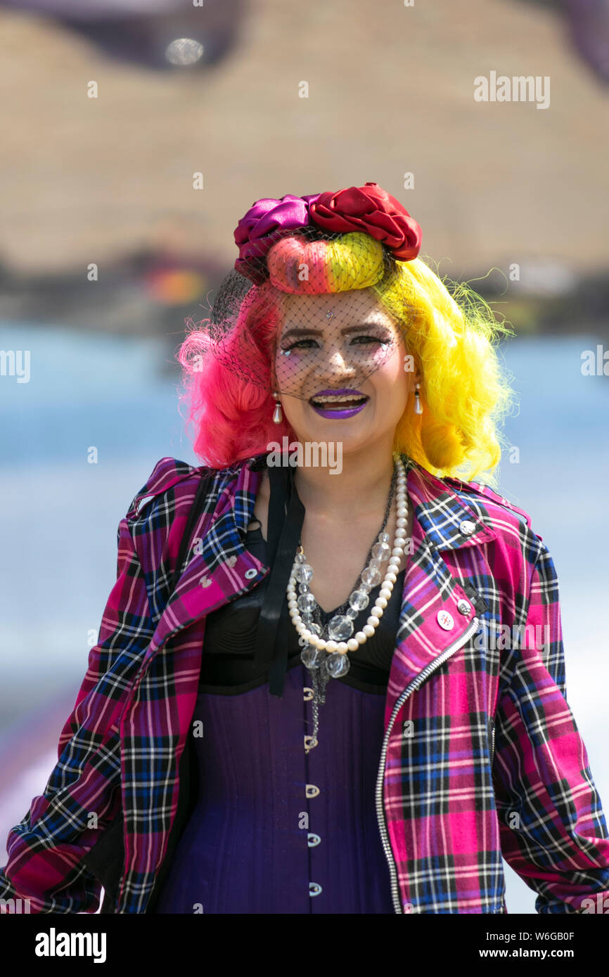 Katrina migraña Social, miembro de la banda hardcore punk de México, con  chaqueta de tartán en el Festival Rebellion. A principios de agosto, los  Jardines de Invierno de Blackpool albergan una enorme