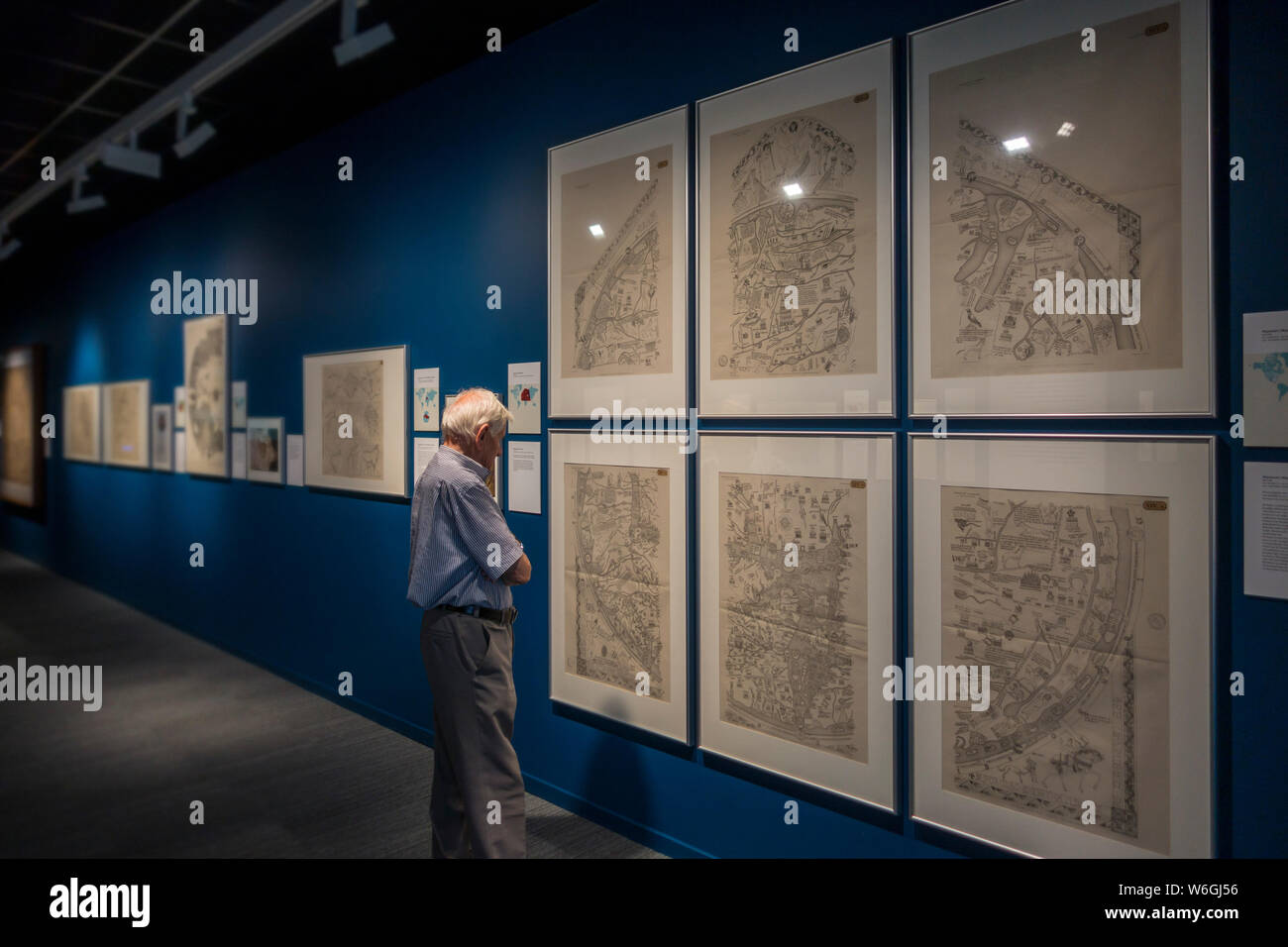 Ancianos visitante mirando mapas antiguos en el Mercator museo sobre la historia de la cartografía, Sint-Niklaas, Flandes Oriental, Bélgica Foto de stock