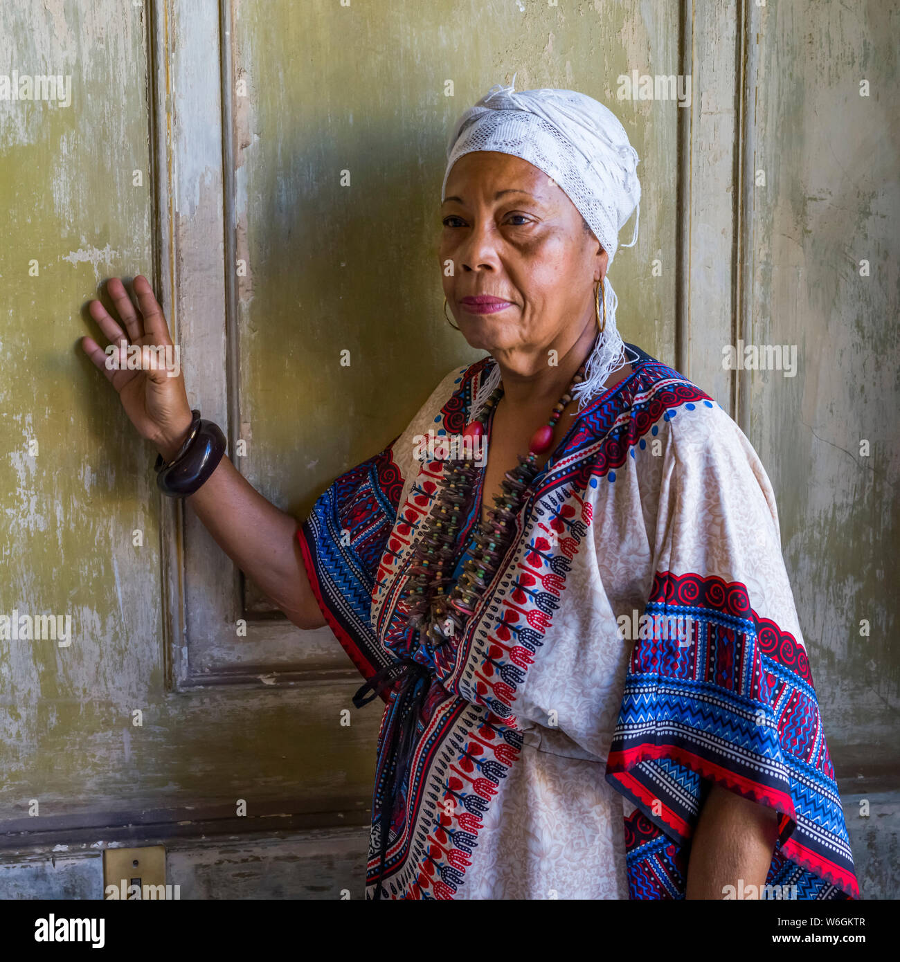 Retrato de una mujer cubana; La Habana, Cuba Foto de stock