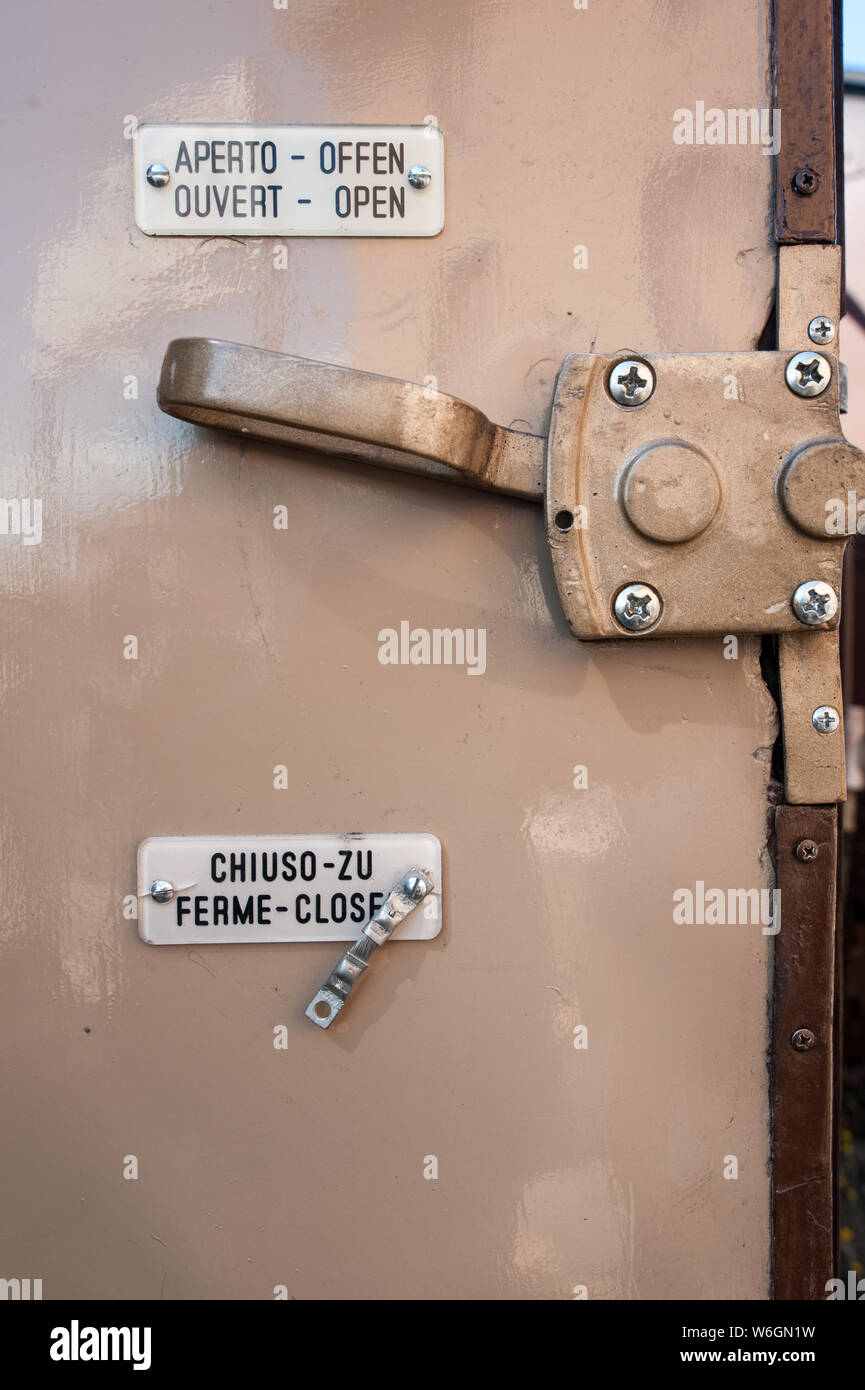 Empuñadura interior de la puerta del vagón de tren antiguo Foto de stock