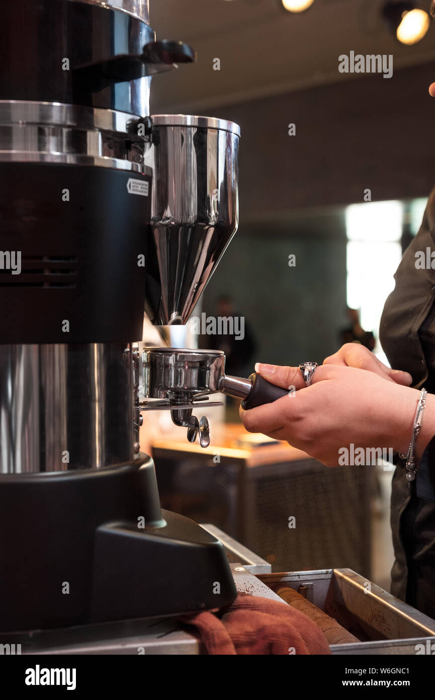 La molienda y la dosis de café para la cafetera espresso profesional  Fotografía de stock - Alamy