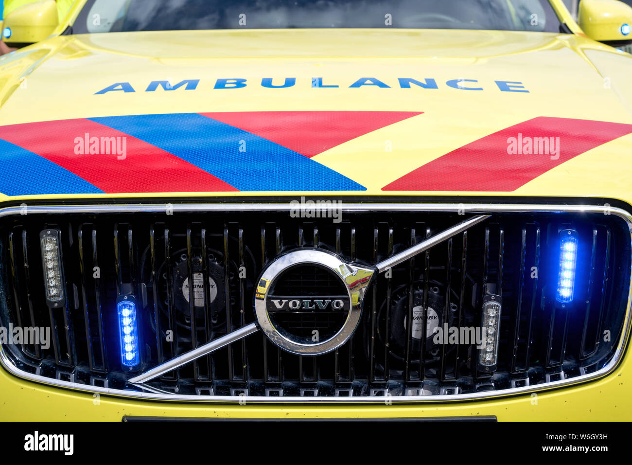 Ambulancia holandesa Volvo XC90 con azul activa la iluminación de emergencia Foto de stock