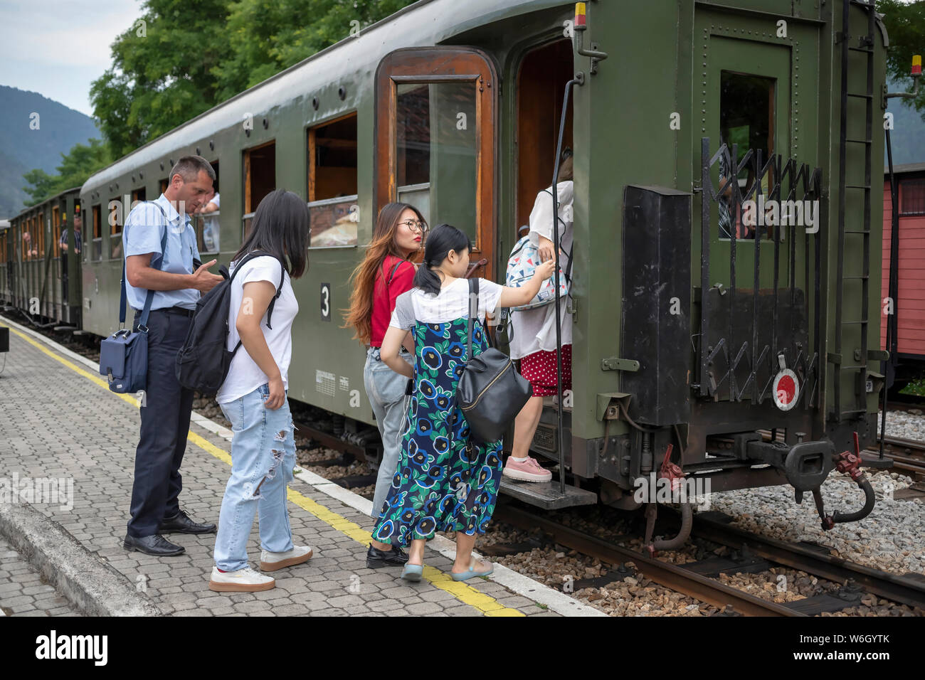 Serbia, el 22 de julio de 2019: Los pasajeros a bordo de un tren turístico para la osmica Šarganska Šargan (8) tour en Mokra Gora station Foto de stock