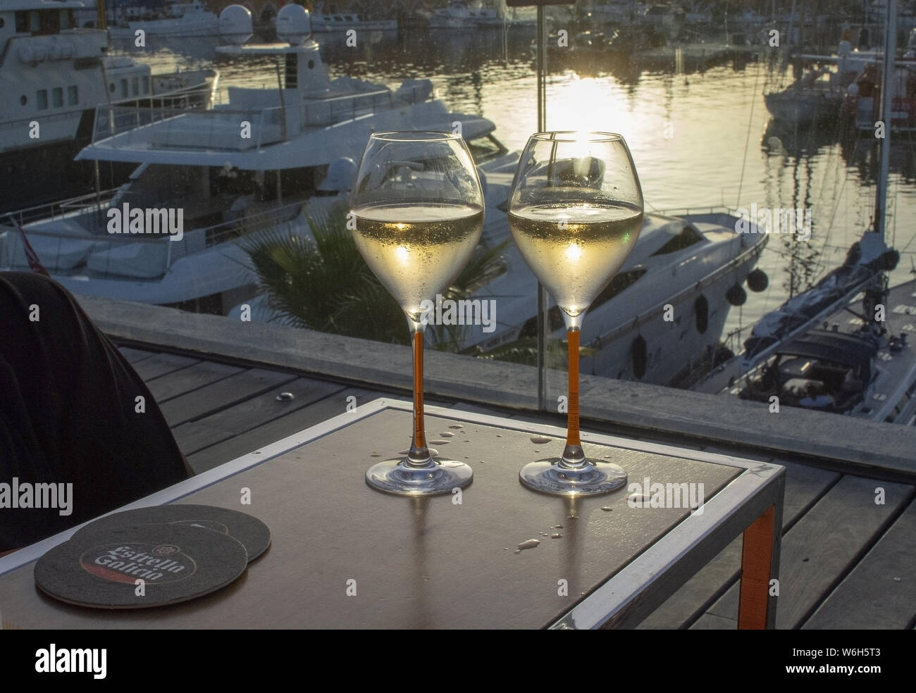 PALMA DE MALLORCA, España - Junio 23, 2019: dos copas de champagne al atardecer por la marina en sunshine romántico en Junio 23, 2019 en Mallorca, España Foto de stock