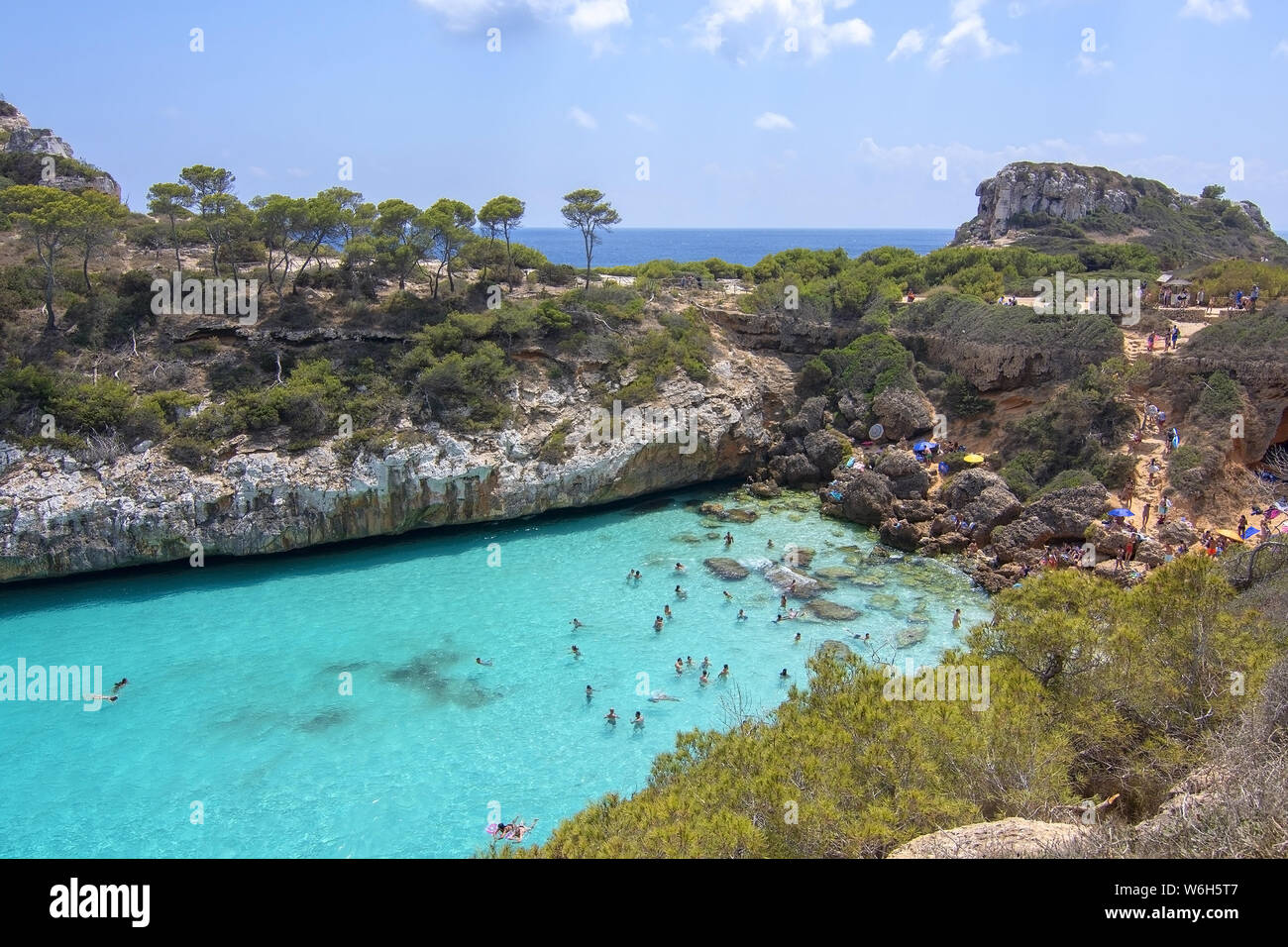 CALO DES MORO, Mallorca, España - Julio 27, 2019: muy pequeña bahía de aguas turquesas y acantilados escarpados en un día soleado en Julio 27, 2019 en Calo des Moro, Mallo Foto de stock