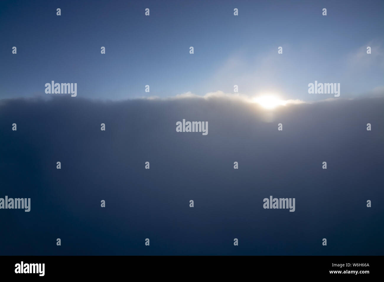 Antena de ensueño nube paisaje vuela alto por encima de la Tierra con nubes en un día soleado. Foto de stock
