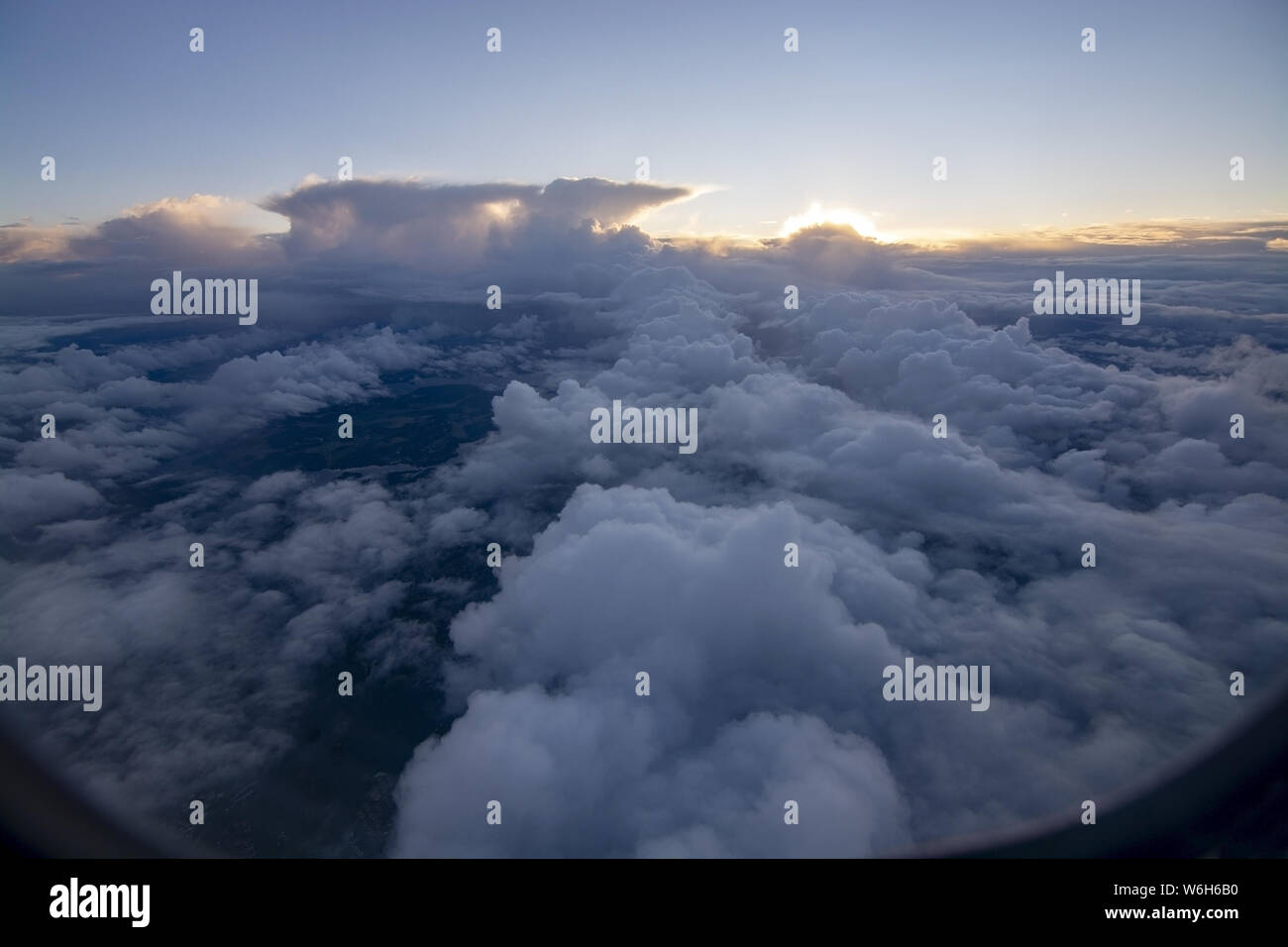Antena de ensueño nube paisaje vuela alto por encima de la Tierra con nubes en un día soleado. Foto de stock