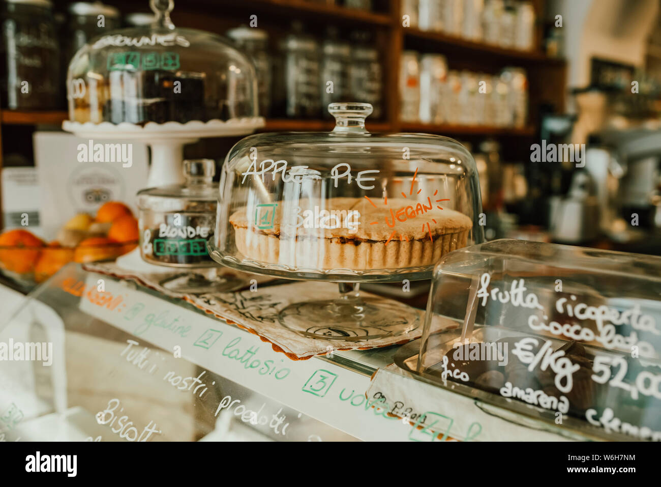 Visualización de golosinas detrás de vidrio en una panadería; Italia Foto de stock