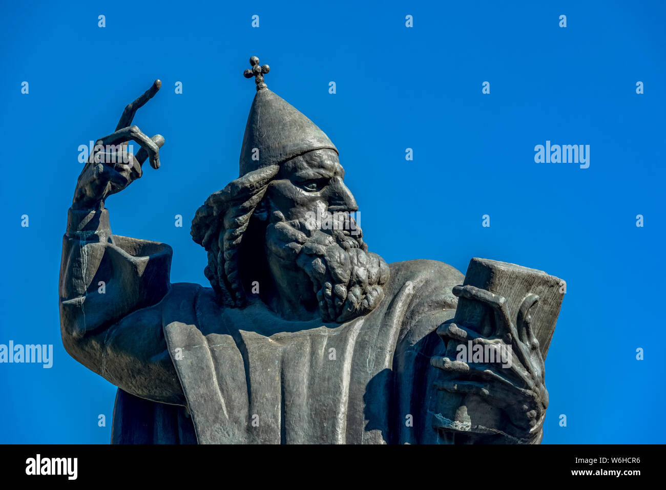 Estatua de Gregorio de Nin por Ivan Mestrovic, que se encuentra frente a la Puerta de Oro; Split, Croacia Foto de stock