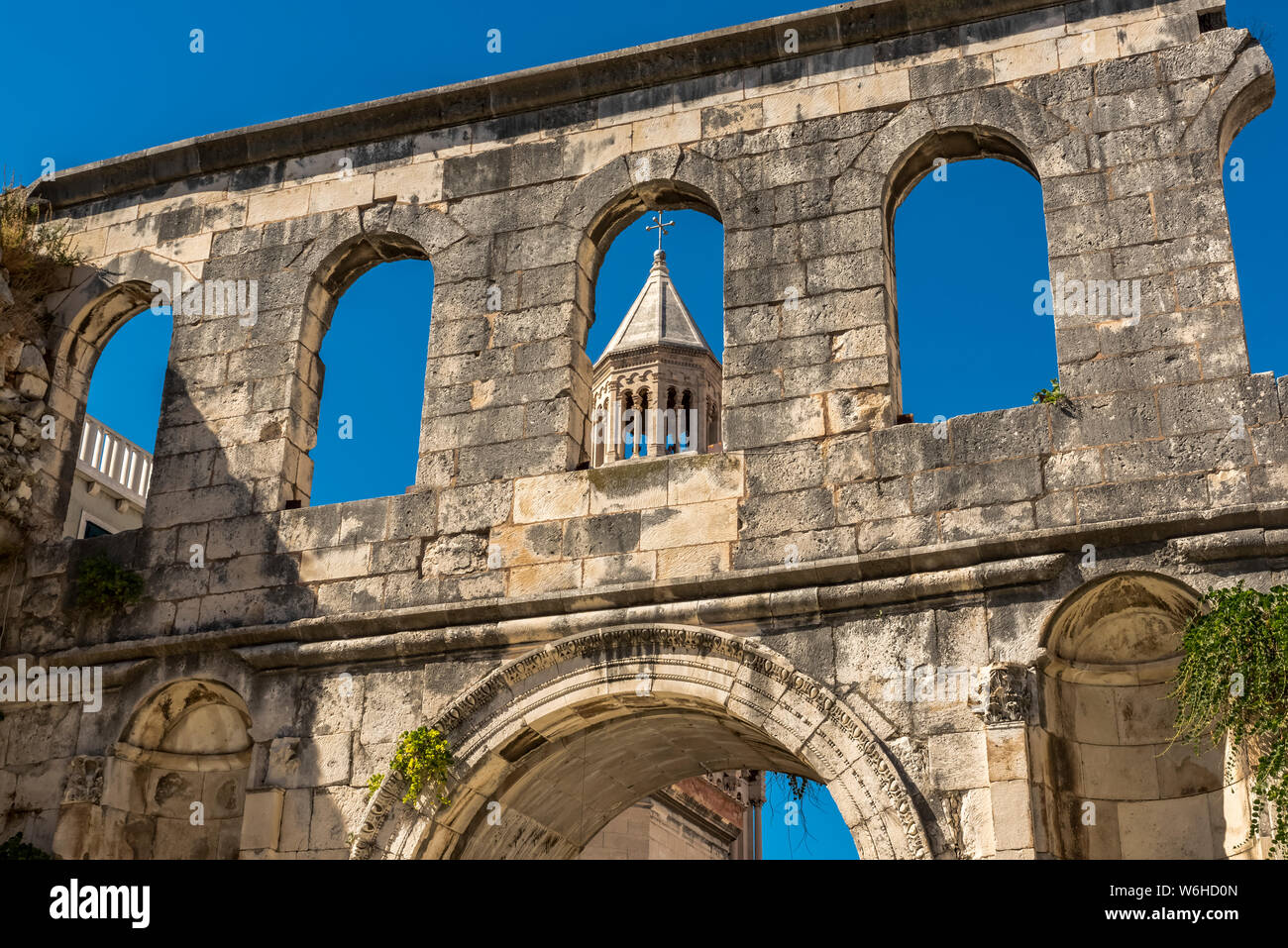 San Domnio Campanario en el Peristilo del Palacio de Diocleciano; Split, Croacia Foto de stock