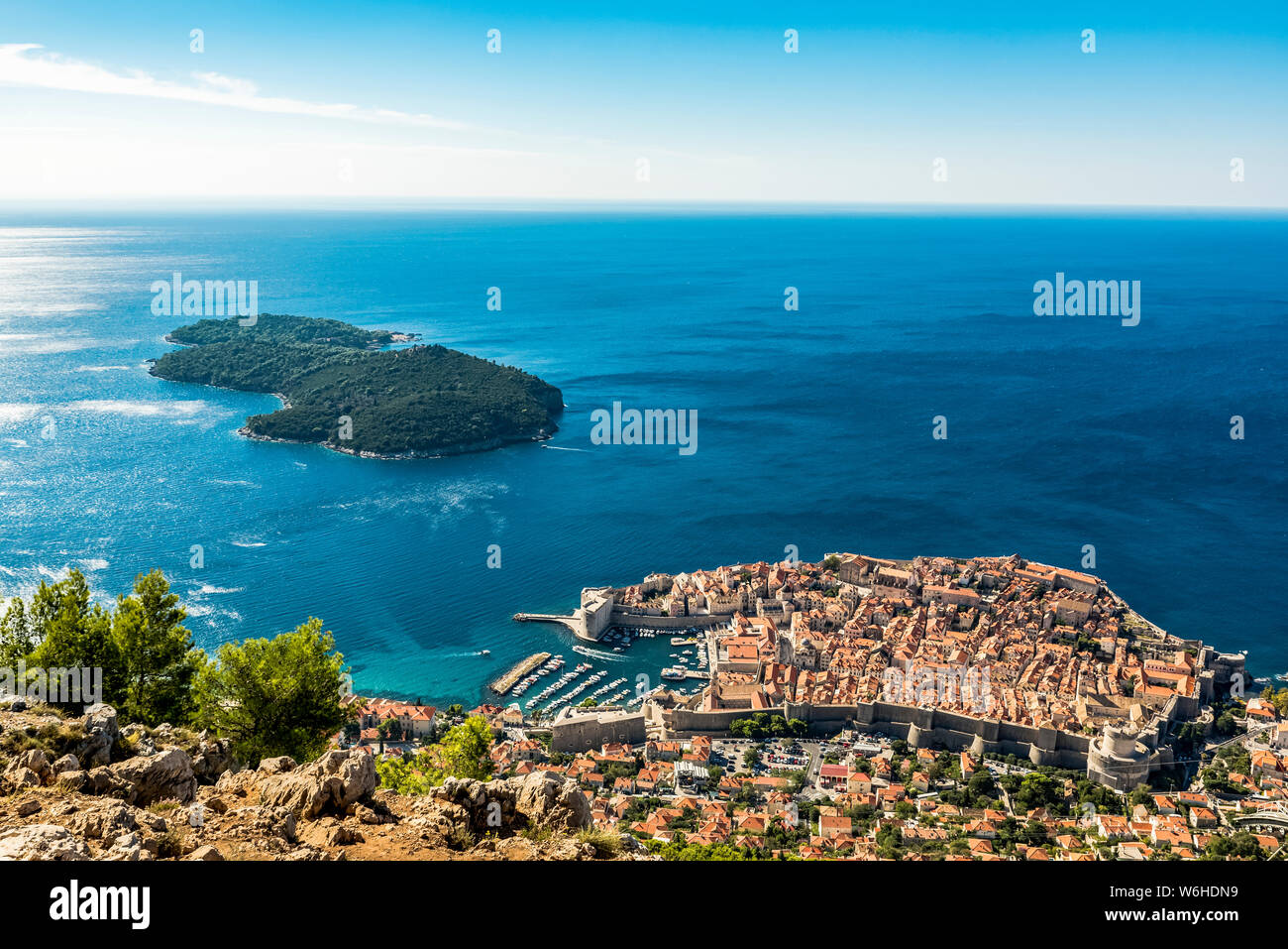 Vista de la ciudad vieja de Dubrovnik y la Isla Lokrum; el condado de Dubrovnik-Neretva, en Croacia Foto de stock