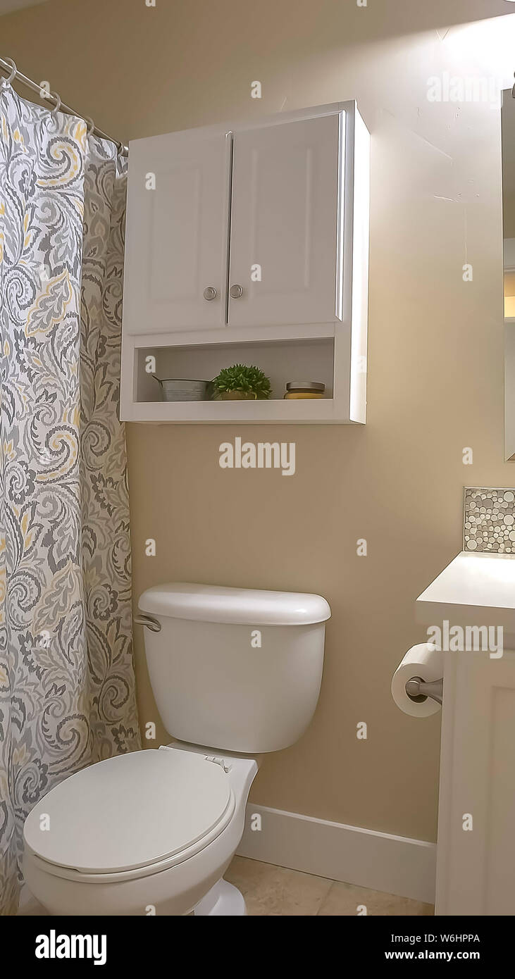 Bastidor vertical espejo tocador y armario Baño interior con pared beige y  piso de mosaico Fotografía de stock - Alamy