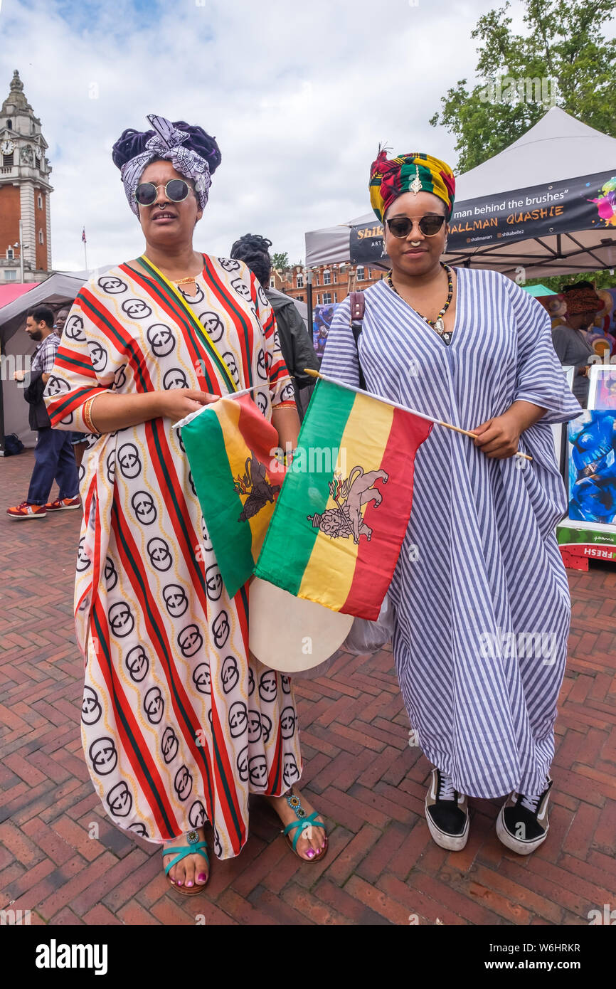 Londres, Reino Unido. El 1 de agosto de 2019. Muchas personas de origen  africano en coloridos vestidos Afrikan se reunieron para exigir el fin de  la Maangamizi,el genocidio y el ecocidio de