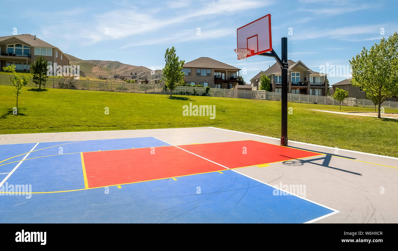 Cancha de baloncesto pública exterior del bastidor con casa de montaña y  fondo de cielo azul Fotografía de stock - Alamy