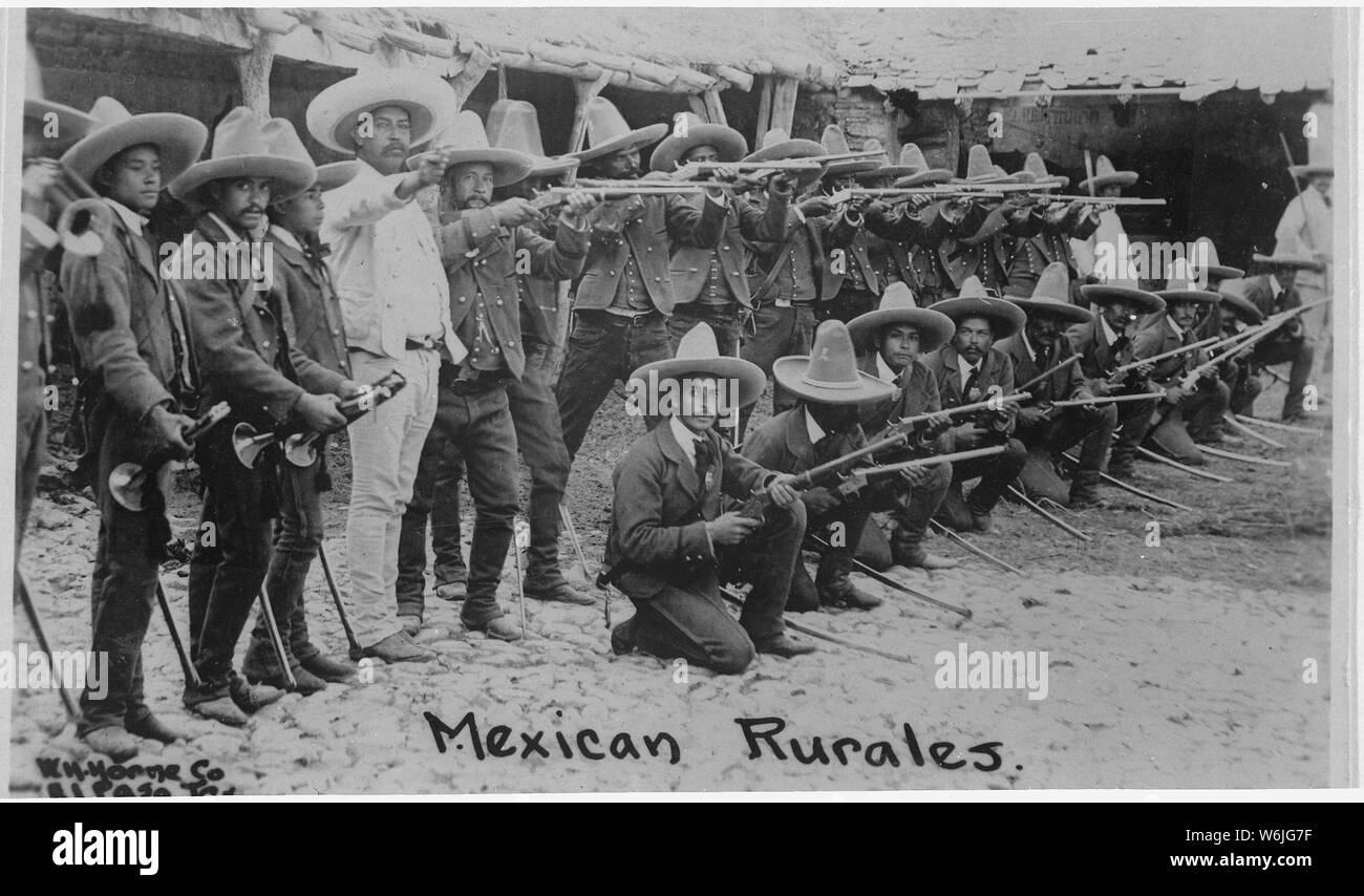 México rural Rurales (policía montada) previo a la disolución en 1914; Notas Generales: Usar la guerra y el conflicto número 352 al solicitar una reproducción o solicitar información acerca de esta imagen. Foto de stock