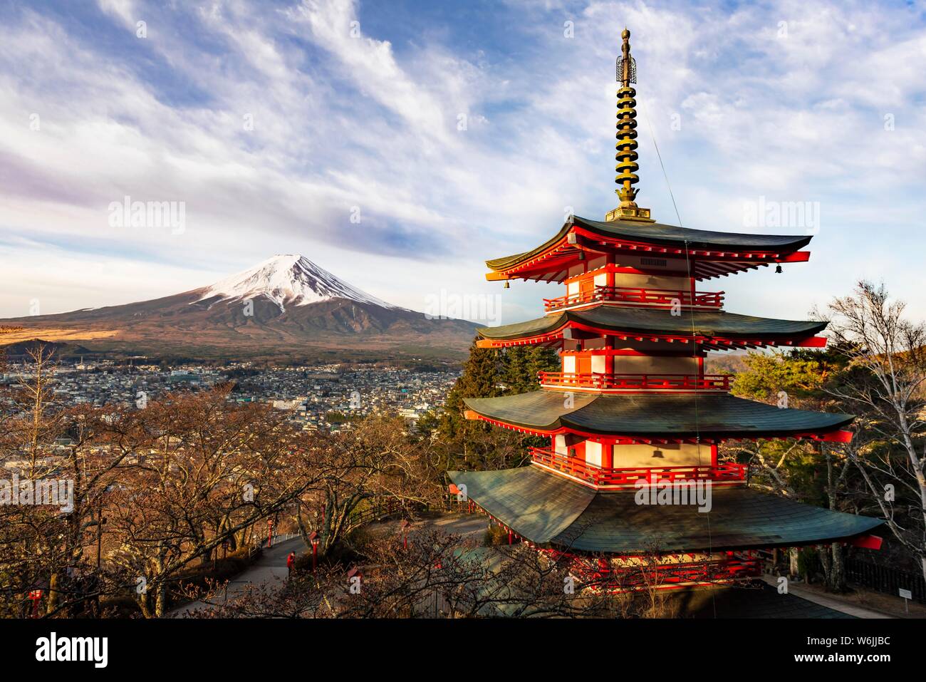 La pagoda de cinco pisos, Fujiyoshida Chureito Pagoda, con vistas a la ciudad y el volcán del Monte Fuji, prefectura de Yamanashi, Japón Foto de stock