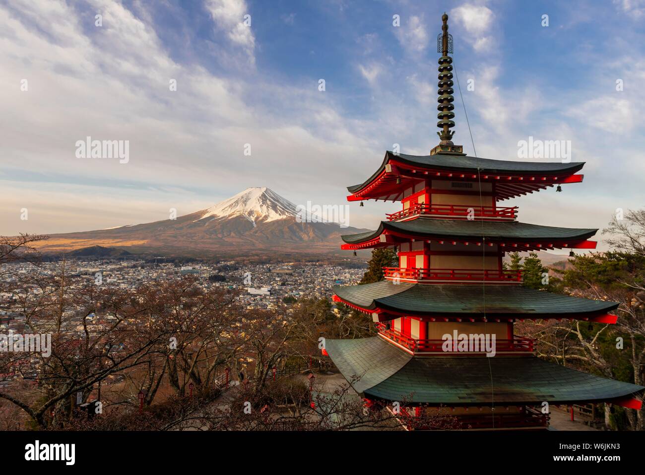 La pagoda de cinco pisos, Fujiyoshida Chureito Pagoda, con vistas a la ciudad y el volcán del Monte Fuji, prefectura de Yamanashi, Japón Foto de stock