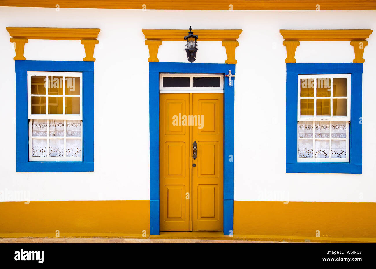 Puerta y ventanas coloridas de una casa colonial en el centro histórico de la ciudad de Tiradentes, Minas Gerais, Brasil Foto de stock
