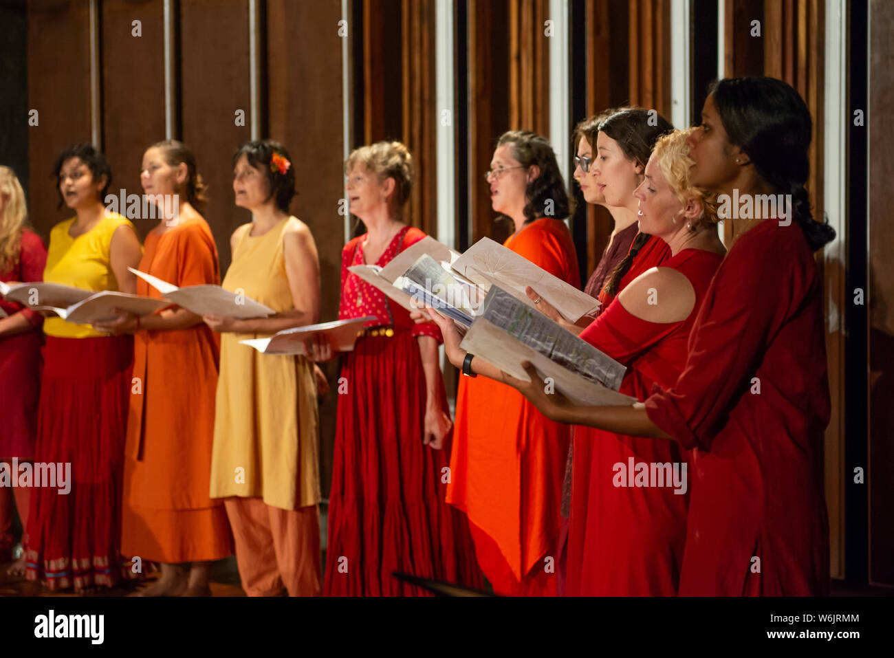 AUROVILLE, India, marzo de 2019: el Coro de Mujeres Foto de stock