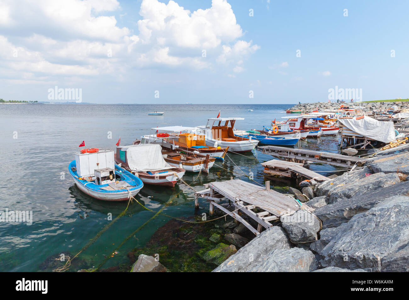 Pequeños botes de madera están amarrados en el puerto de Avcilar, distrito de Estambul, Turquía Foto de stock