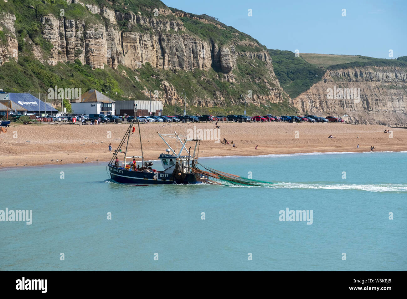 Pesca de arrastre el aterrizaje en Hastings Stade Old Town, East Sussex, Reino Unido Foto de stock