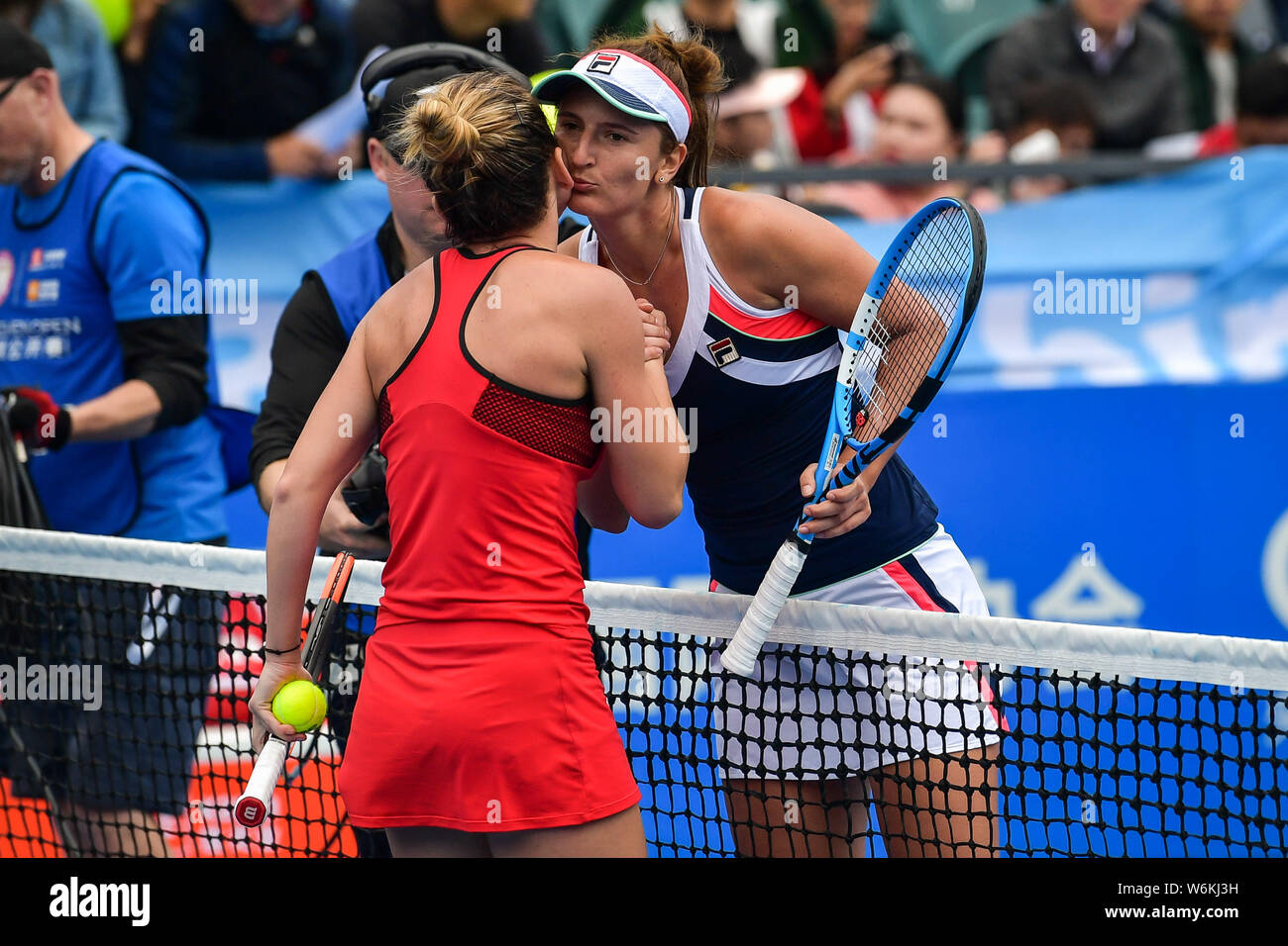 Simona Halep de Rumania, a la izquierda, besos Irina-Camelia Begu de  Rumania en la mejilla después de su semifinal de singles femeninos durante  la WTA 2018 S Fotografía de stock - Alamy