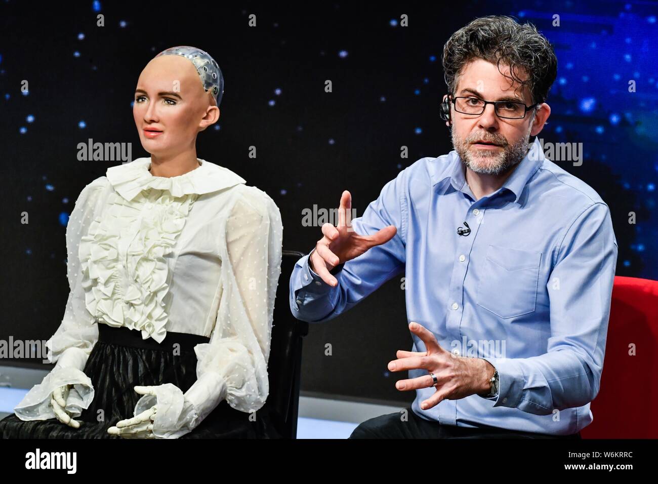 David Franklin roboticist americana Hanson Jr., fundador y CEO de Hanson  Robotics, derecha y robot humanoide Sophia han creado por Fotografía de  stock - Alamy