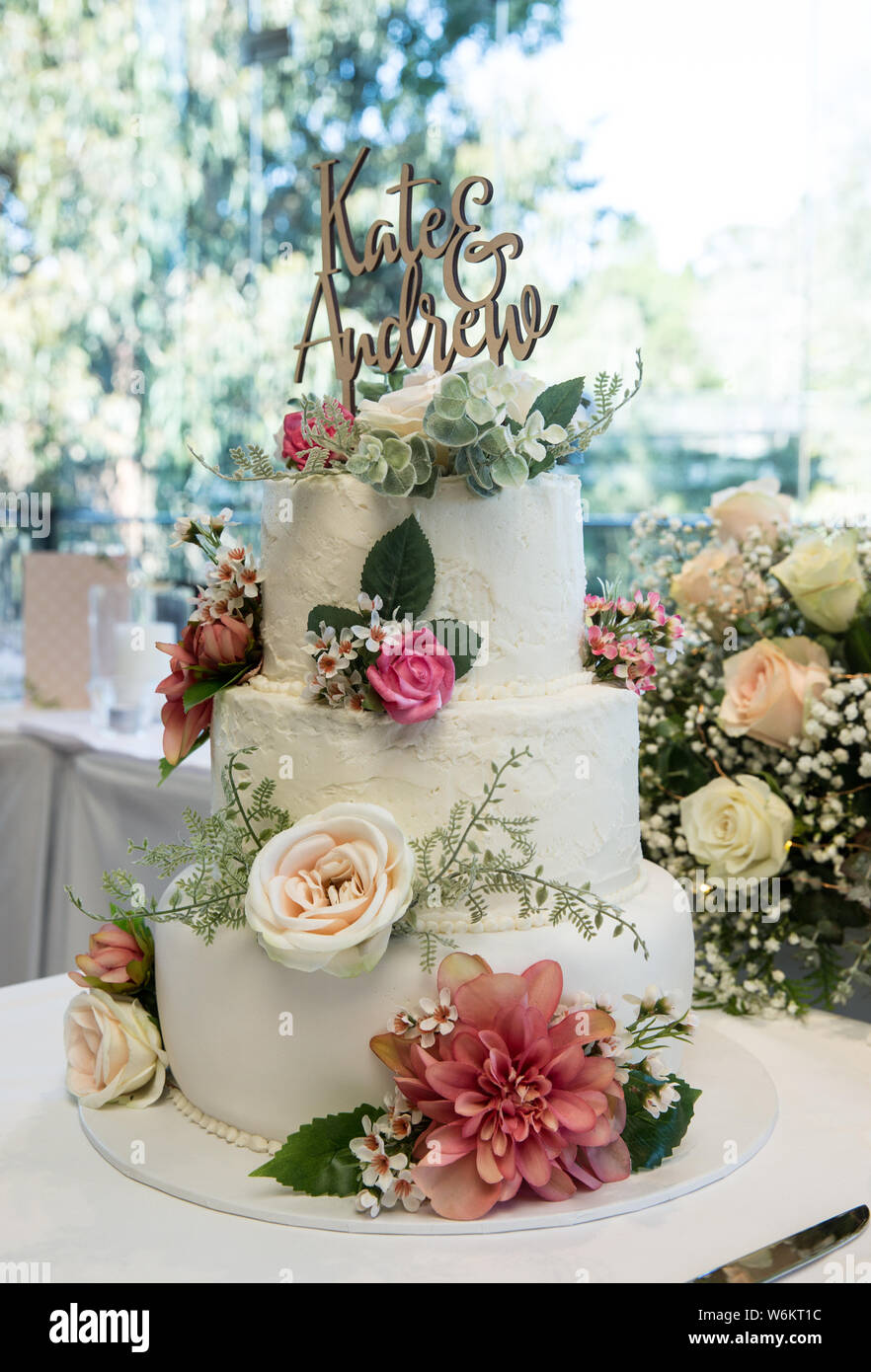 Modern wedding cake fotografías e imágenes de alta resolución - Alamy