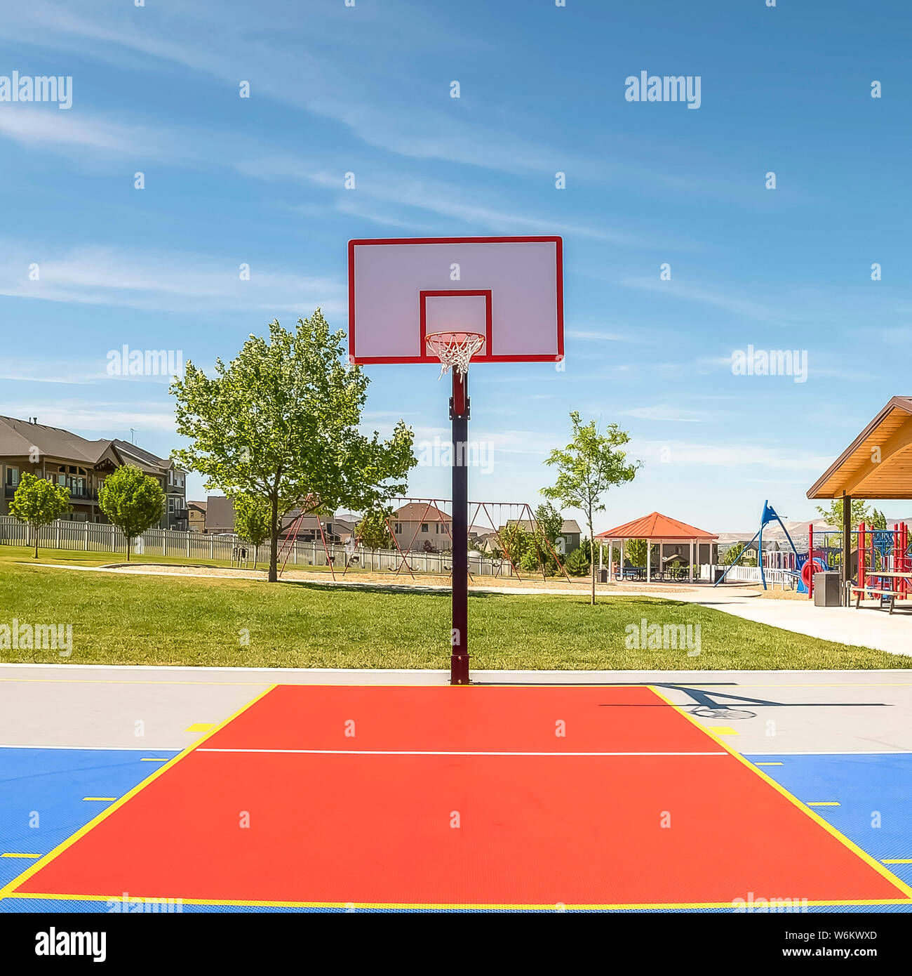 Bastidor Cuadrado Piscina Cancha de baloncesto en un parque con pabellón de  picnic y parque infantil Fotografía de stock - Alamy