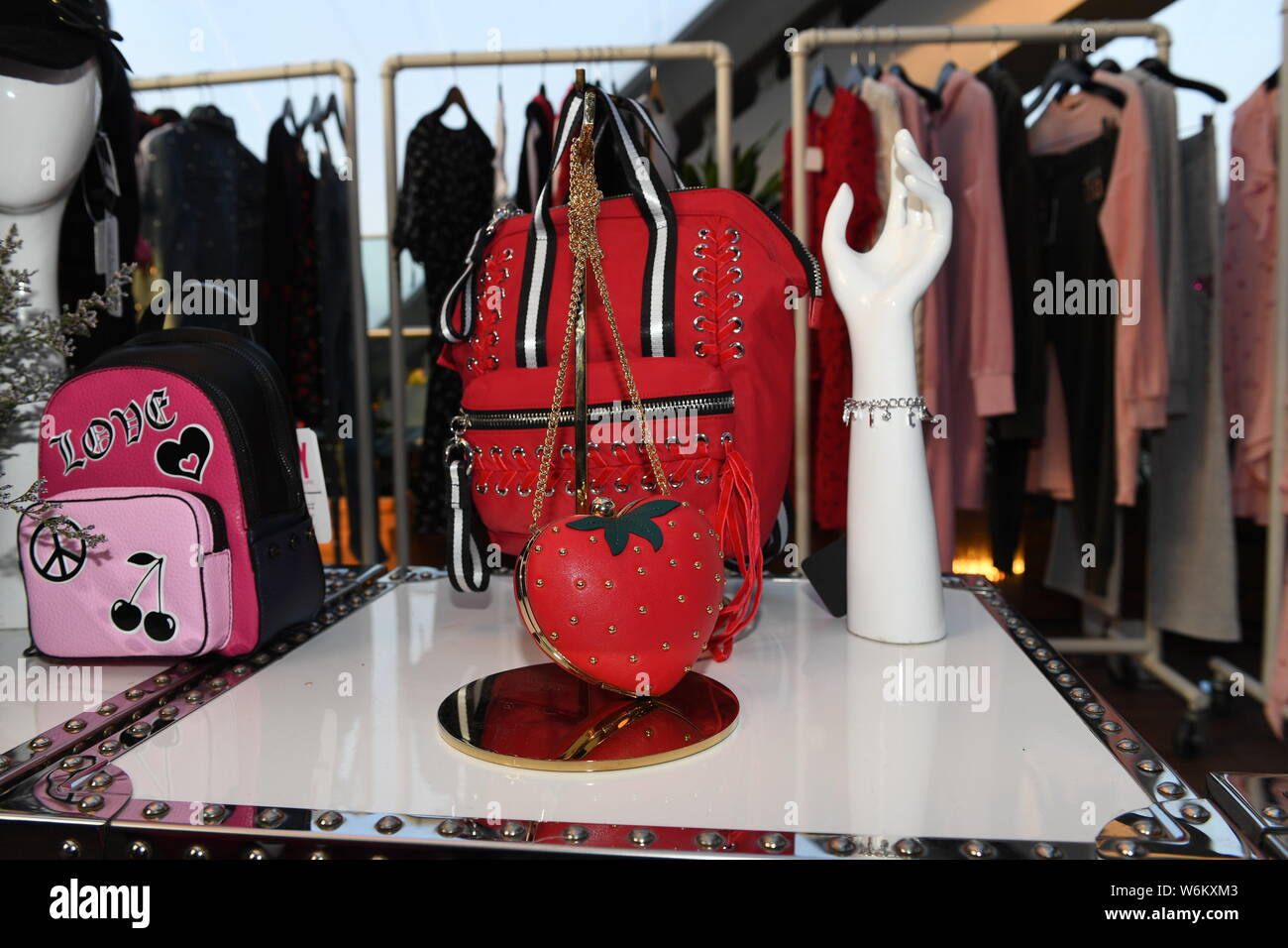 Las nuevas creaciones se exhiben en una vista previa de la Juicy Couture Primavera 2018 Colección de prêt-à-porter en Beijing, China, 10 de enero de 2018. Foto de stock
