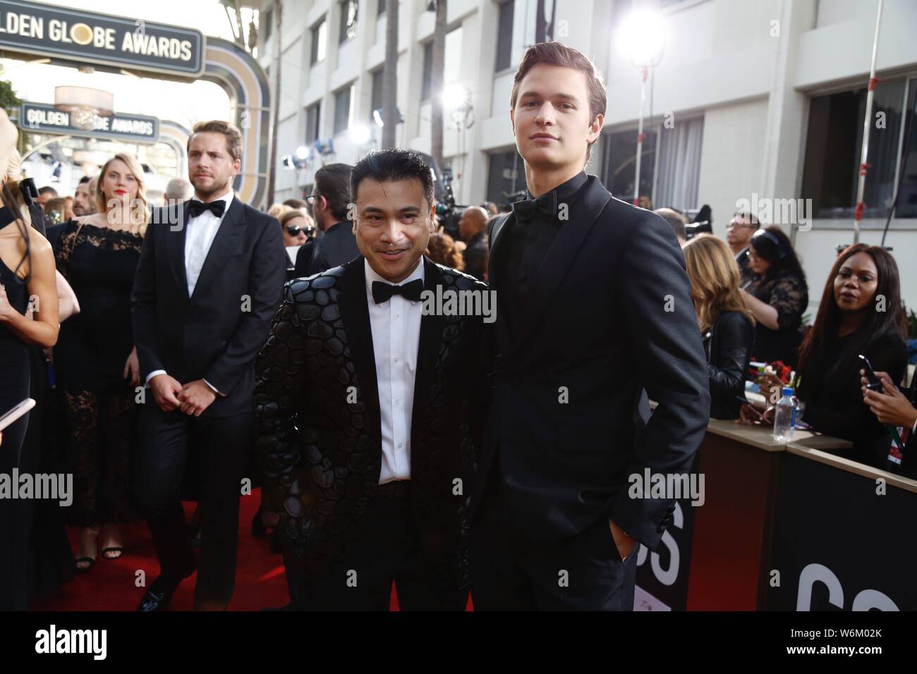 ansel elgort en blanco y negro