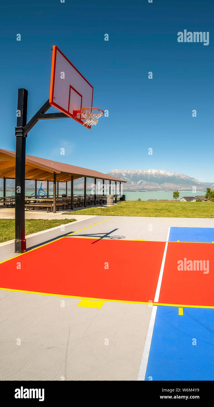Cancha de baloncesto del parque de bastidor vertical con parque infantil y  pabellón de picnic para turistas Fotografía de stock - Alamy
