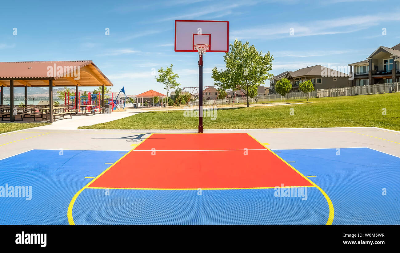 Cancha de baloncesto al aire libre en un parque con pabellón de picnic y  parque infantil Fotografía de stock - Alamy
