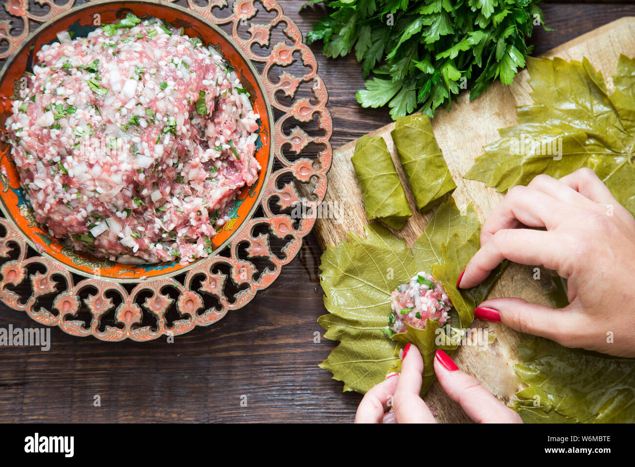 Preparar las hojas de parra rellenas con arroz y carne, o tradicional